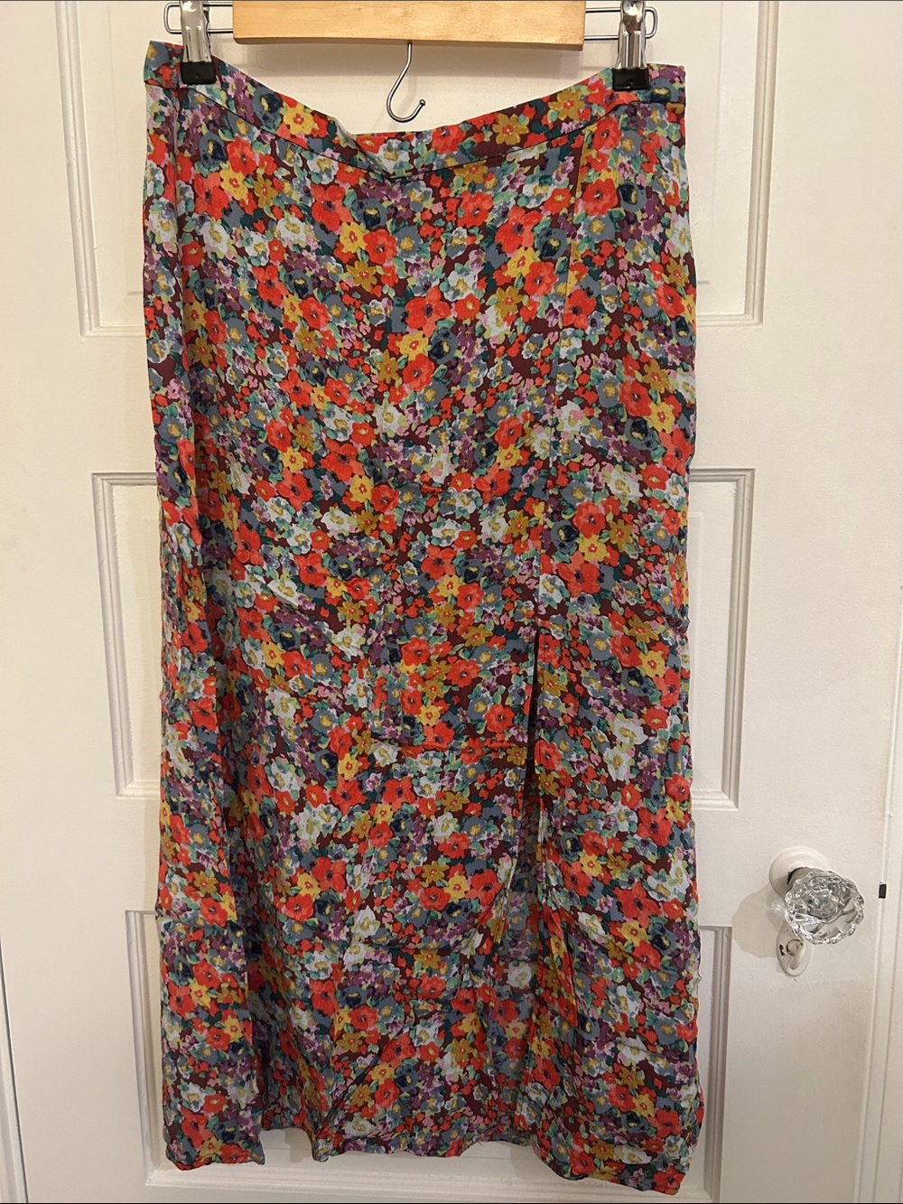🛍 2/$18 H&M Floral Crepe Midi Skirt Red Purple Blue with Slit